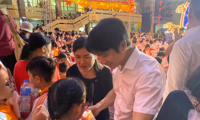 Hà Nội trao 100 suất học bổng cho thiếu nhi mồ côi dịp Trung thu 