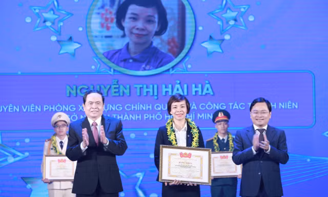 Ông Trần Thanh Mẫn, Ủy viên Bộ Chính trị, Phó Chủ tịch Thường trực Quốc hội (bên trái); anh Nguyễn Anh Tuấn, Bí thư thứ nhất T.Ư Đoàn trao tặng phần thưởng cho cán bộ, công chức, viên chức trẻ giỏi. Ảnh: Bảo Anh