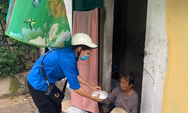 Thanh niên tình nguyện trao tặng suất cơm cho người nghèo trong chương trình chương trình “Triệu bữa cơm - Hà Nội nghĩa tình”