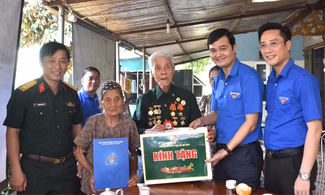 Bí thư thứ nhất Trung ương Đoàn thăm, tặng quà Chiến sĩ Điện Biên 