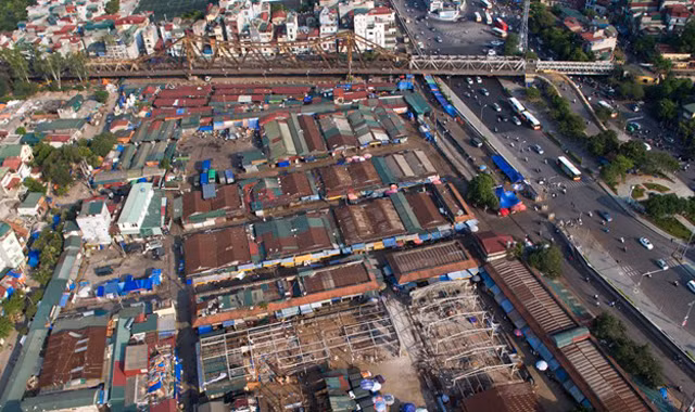 Nằm sát trung tâm thành phố, hướng giao thông thuận tiện, chợ Long Biên là một trong những nơi có vị trí buôn bán đắc địa.