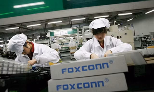 Công nhân trong một nhà máy của Foxconn. Ảnh: Reuters
