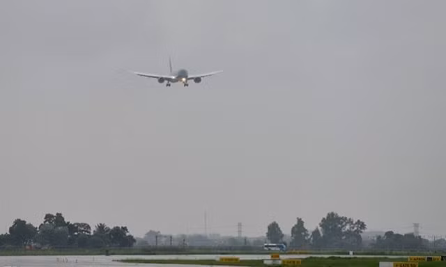 17h10 ngày 2/8, chiếc máy bay hoàn thiện mới nhất của hãng Boeing (Vietnam Airlines đặt hàng sản xuất đã 10 năm) hạ cánh xuống sân bay Nội Bài (Hà Nội) trong cơn mưa lất phất. Ảnh: Zing
