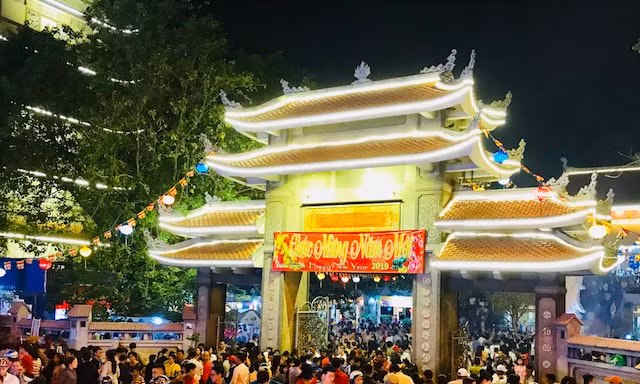Chen chân hái lộc sau giao thừa