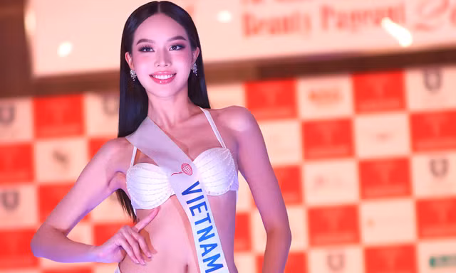 Thanh Thủy và dàn người đẹp diễn áo tắm ở bán kết Hoa hậu Quốc tế
