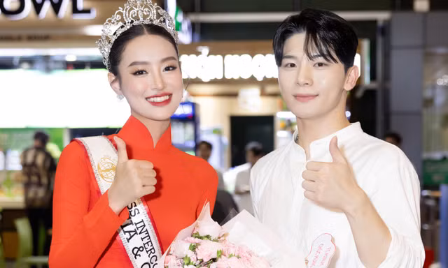 Bạn trai đón Bùi Khánh Linh