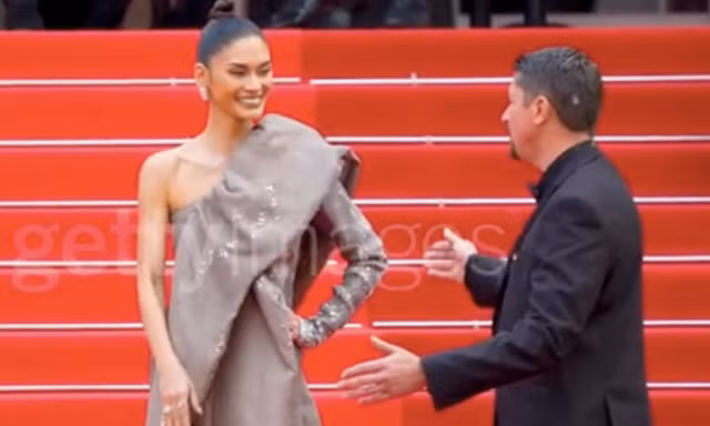 Khoảnh khắc Hoa hậu Hoàn vũ bị mời rời khỏi thảm đỏ Cannes 