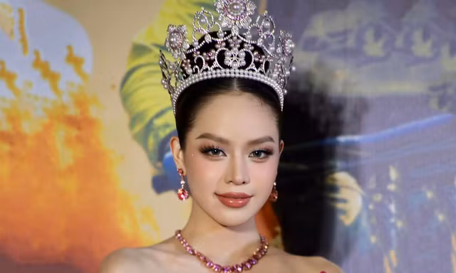 Thanh Thủy đọ sắc đương kim Hoa hậu Thế giới 