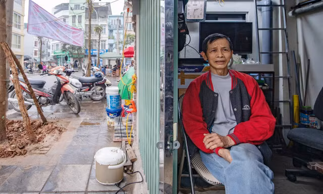 Bố con người Hà Nội sống trong 2 ‘mẩu nhà’ siêu nhỏ thừa lại sau giải tỏa
