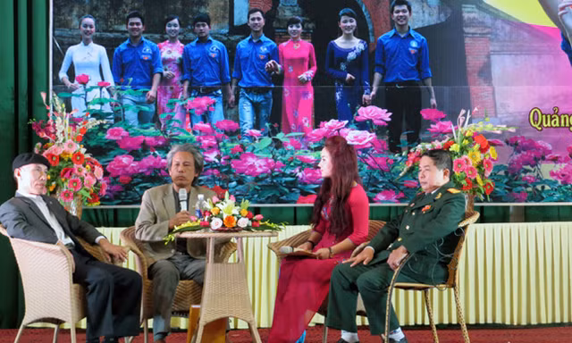 Các đại biểu nói chuyện về lịch sử hình thành tỉnh Quảng Bình và cuộc đời Đại tướng Võ Nguyên Giáp cùng các ĐVTN trong đêm giao lưu. Ảnh: Báo Quảng Bình.