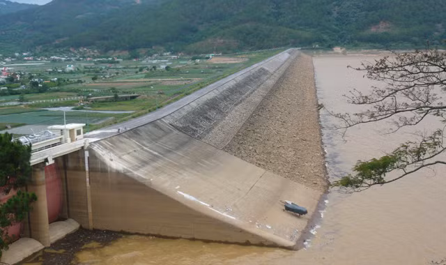 Bão số 3 để lại hậu quả nghiêm trọng nhưng các sự cố điện cơ bản đã được khắc phục xong để cấp điện ổn định cho khách hàng. Ảnh: N.P.C