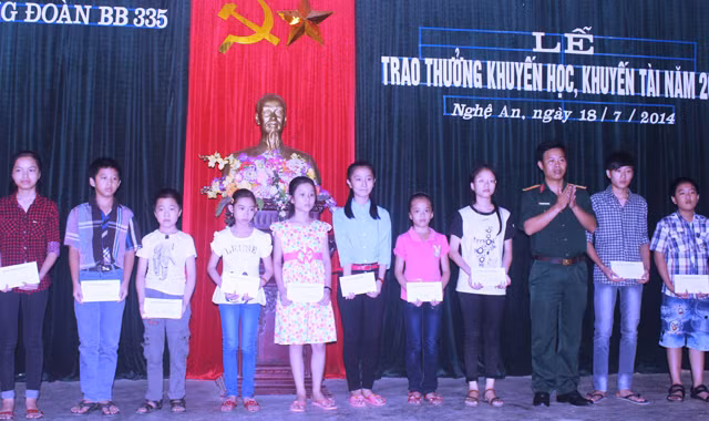 Lãnh đạo, chỉ huy Trung đoàn 335 trao thưởng cho các cháu đạt thành tích cao năm học 2013 -2014