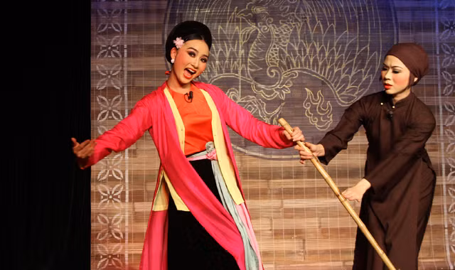 Trích đoạn “Thị Mầu lên chùa” trong chương trình “Nghệ thuật Chèo” phục vụ khách du lịch hàng tuần tại Hà Nội. Ảnh: N.M.Hà