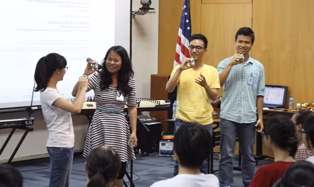 Võ Vân Ánh (thứ hai từ trái sang) cùng các bạn trẻ “hòa tấu” chén .Ảnh: N.M.Hà