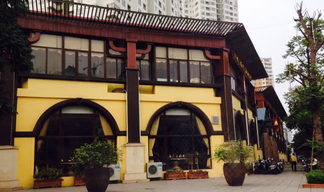 Đất cây xanh, bãi đỗ xe biến thành nhà hàng ăn nhậu