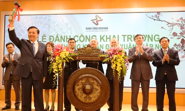 Bộ trưởng Bộ Tài chính Đinh Tiến Dũng đánh cồng khai trương phiên giao dịch chứng khoán đầu Xuân Giáp Ngọ 2014 tại Sở GDCK Hà Nội.