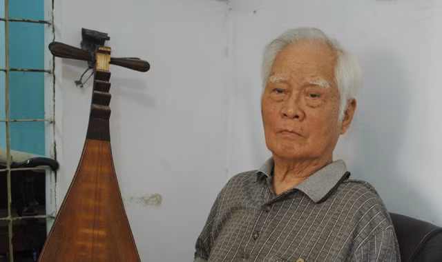 Nhạc sĩ Nguyễn Văn Tý bên cây đàn cuối cùng. Ảnh: T.N.A