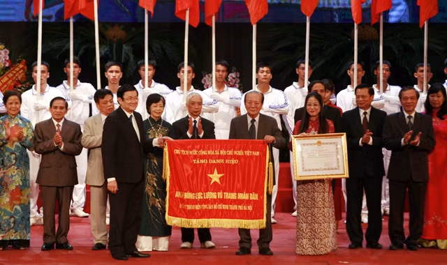 Chủ tịch nước Trương Tấn Sang trao tặng danh hiệu Anh hùng lực lượng vũ trang nhân dân cho Đoàn Thanh niên Cộng sản Hồ Chí Minh Thành phố Hà Nội tối 7/8. Ảnh: Viết Thành