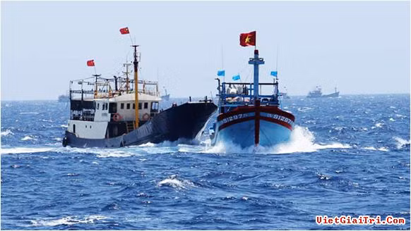 Tàu cá số hiệu QNa 91297 của Việt Nam bị tàu sắt Trung Quốc đâm vào mạn sườn.