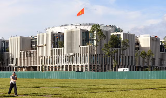 Tòa nhà Quốc hội vừa mang vẻ uy nghi nhưng cũng gần gũi