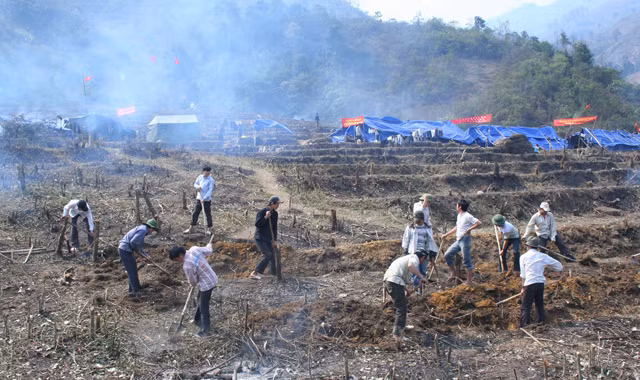 Đoàn viên, thanh niên và người dân tham gia khai phá cánh đồng ma tháng 3/2008. Ảnh: Tư liệu
