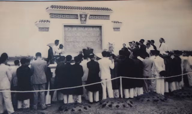 Trước nhà bia năm 1951. Ảnh: Võ An Ninh