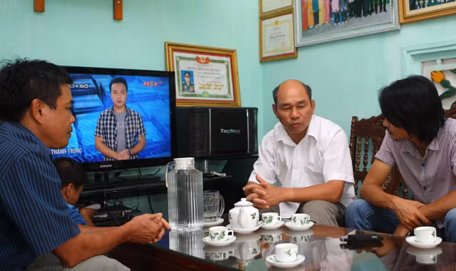 Ông Cương chia sẻ về những ngày khói lửa và sự thay đổi của Vị Xuyên sau chiến tranh. Ảnh: Xuân Tùng