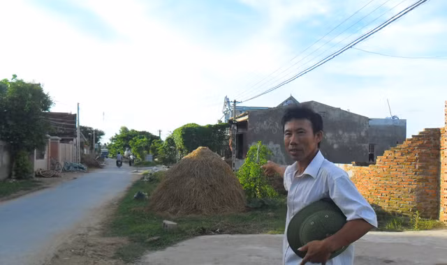 Ông Đỗ Văn Cảo đã nộp tiền mua mảnh đất gần 10 năm nay, nhưng vẫn chưa có sổ đỏ. Ảnh: Phạm Nhài