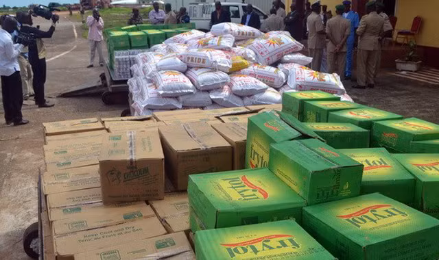 Hàng viện trợ dành cho bệnh nhân Ebola của Cộng đồng Kinh tế các quốc gia Tây Phi (ECOWAS) được chuyển tới sân bay Conakry, Guinea ngày 15/9. Ảnh: AFP/TTXVN