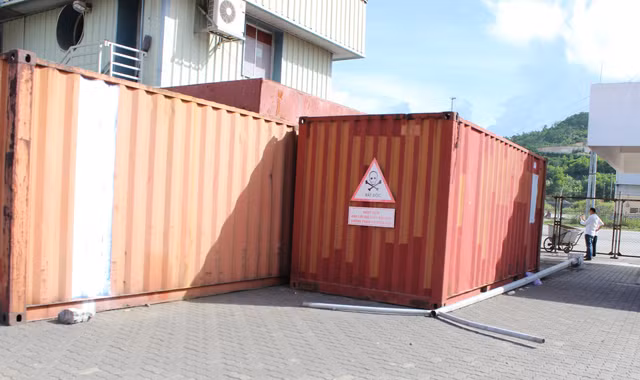 Việc vận chuyển hai container chứa hơn 7.000 lít dầu biến thế nhiễm PCB, thân máy biến thế, gạch và mùn cưa nhiễm PCB ra khỏi cảng Cái Lân sẽ tiềm ẩn nhiều rủi ro. Ảnh: Nguyễn Hoài