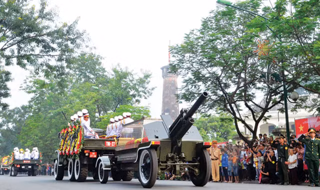 Linh cữu Đại tướng Võ Nguyên Giáp đi trên đường Điện Biên Phủ - địa danh làm nên tên tuổi của Người. Anh: Xuân Phú