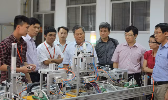 Học viên học nghề điện tử tại trường Cao đẳng công nghệ nghề cao Hà Nội