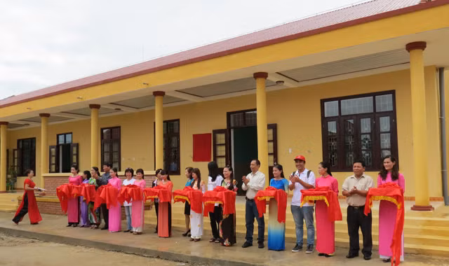 Lễ cắt băng khánh thành ngôi trường mới Cẩm Ly - Cửa Mẹc