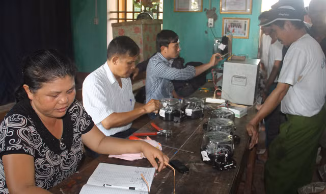 Cán bộ Trung tâm kỹ thuật đo lường chất lượng tỉnh Bắc Giang kiểm định lại các công tơ điện