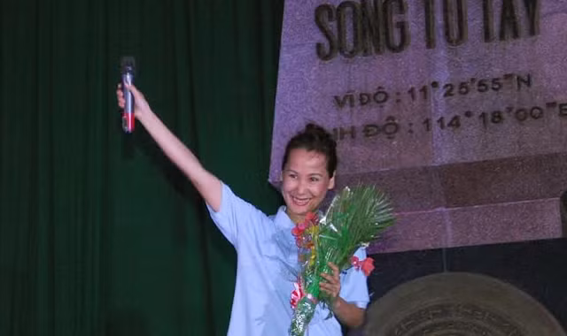 Nhạc sĩ Giáng Son trong chuyến đi Trường Sa tháng 5/2013. Ảnh: Nhân vật cung cấp