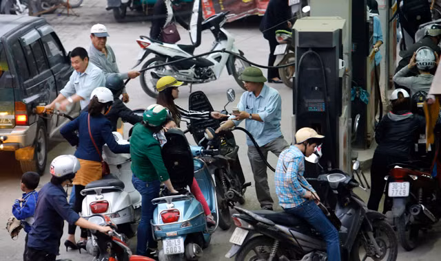 Giá xăng liên tục tăng thời gian qua. Ảnh: Như Ý