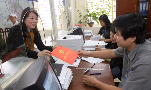 Thủ tục làm sổ đỏ sẽ được cắt giảm nhiều công đoạn, giấy tờ. Ảnh: Ngọc Châu 