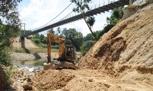 Nhà thầu đang tiến hành khắc phục sự cố sạt lở mố cầu