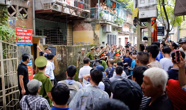 Vụ khống chế con tin gây rúng động khu tập thể Thanh Xuân Bắc. Ảnh: Như Ý