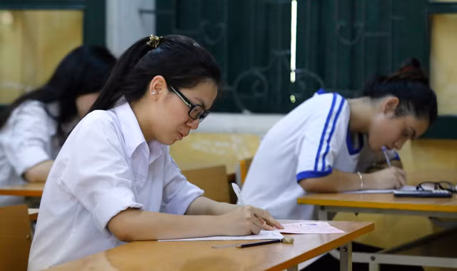 GS Nguyễn Tiến Dũng cho rằng việc đổi mới ra đề thi sẽ không làm giảm được chuyện gian lận, quay cóp (Ảnh minh họa thi tốt nghiệp THPT năm 2014 tại Trường THPT Quang Trung - Hà Nội). Ảnh: Như Ý