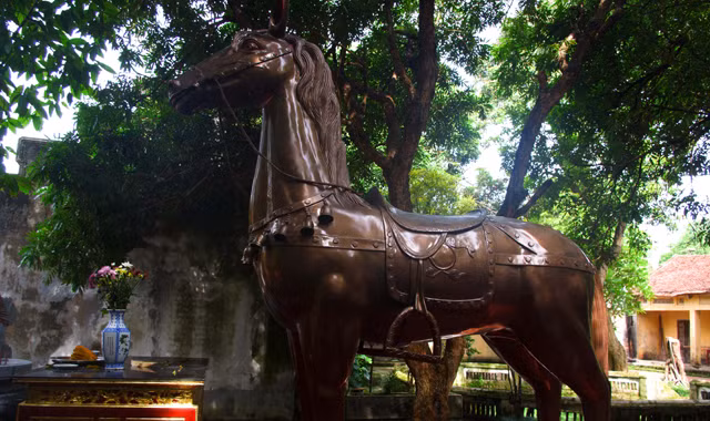 Ngựa nặng hơn hai tấn vẫn ở trong khu vực 1 của di tích đền Phù Đổng. Ảnh: T.Toan