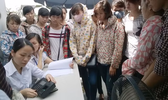 Ứng viên lấy dấu vân tay trước khi vào thi tuyển công nhân