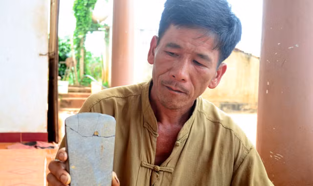 Ông Hạ với chiếc rìu đá đào được