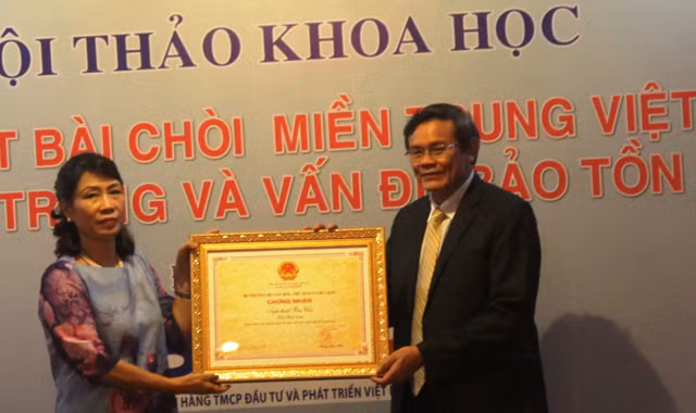 Bà Đặng Thị Bích Liên, Thứ trưởng Bộ VH-TT & DL trao Bằng Chứng nhận Bài chòi là Di sản văn hóa phi vật thể quốc gia