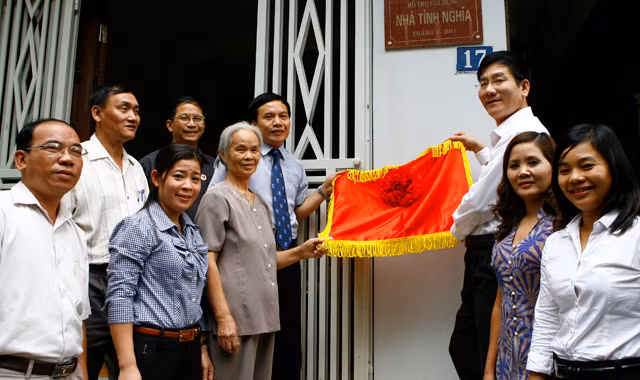 UBND Quận Thanh Xuân, Hà Nội trao nhà tình nghĩa cho người có công. Ảnh: Hồng Vĩnh