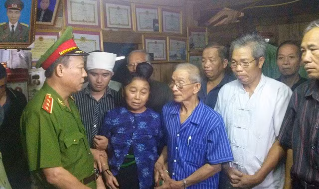 Thứ trưởng Bộ Công an chia buồn, động viên gia đình đại úy Lường Phát Chiêm	