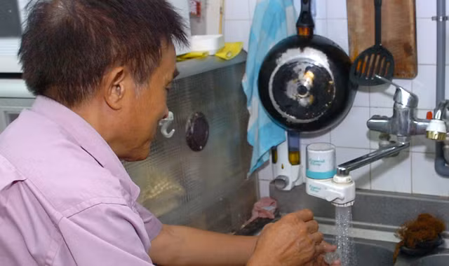Nhiều hộ dân dùng nước máy, nhưng phải thường xuyên thông vòi vì cặn bám. Ảnh: Như Ý