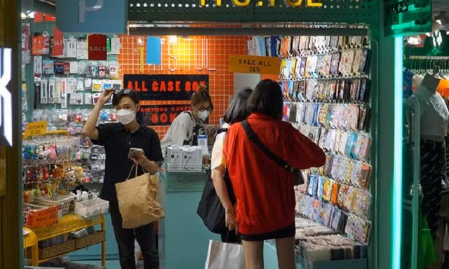 Ngày hội Black Friday ở TP.HCM: Không quá đông, teen mê mẩn vì nhiều mặt hàng giảm giá sâu