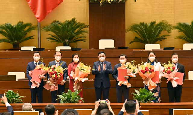 Chủ tịch Quốc hội Vương Đình Huệ trao nghị quyết cho Nhóm đại biểu Quốc hội trẻ. Ảnh Như Ý