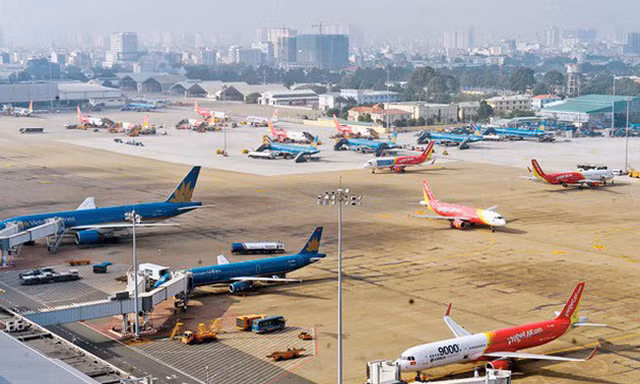 Chính phủ thống nhất giữ giá trần vé máy bay và sách giáo khoa 